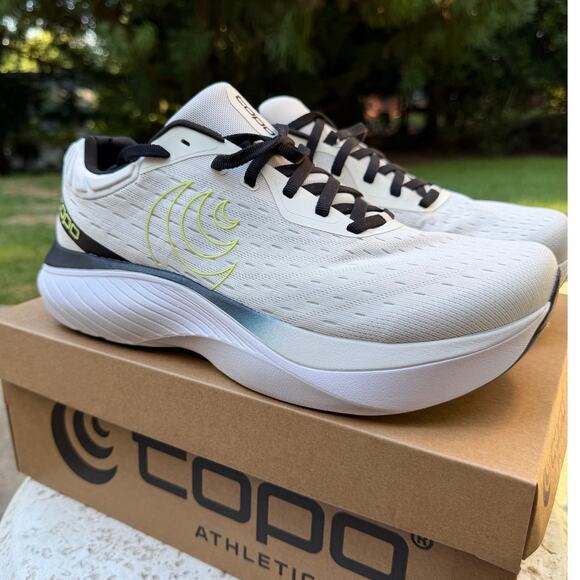 NWT Topo Athletic Atmos Running Shoes White Gray Size 10.5